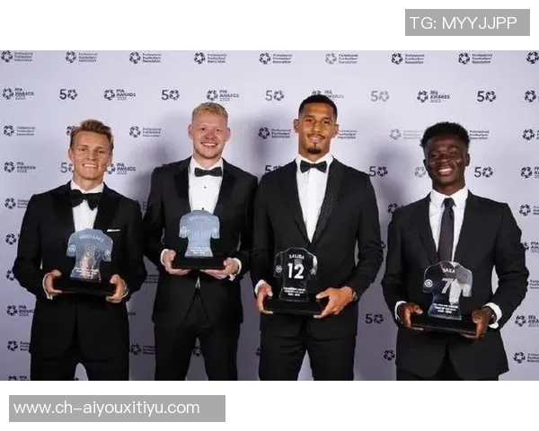 姆伯莫终于领奖英超10月最佳球员奖杯落入手中